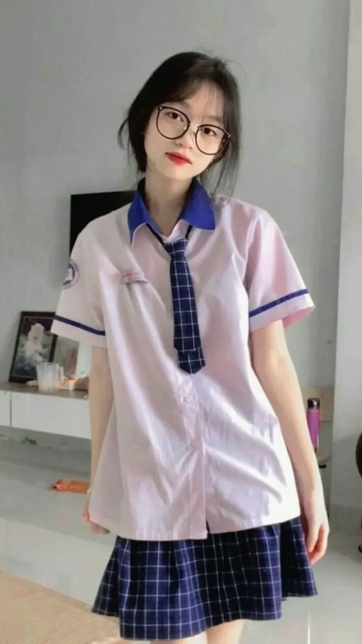 Hình bé gái tóc dài dễ thương với ánh mắt đầy sự đáng yêu