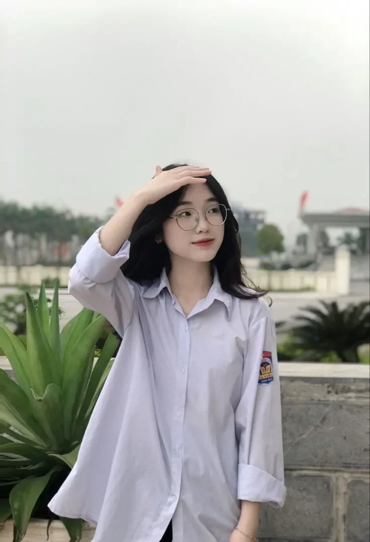 Ảnh bé gái học bài chăm chú với vẻ mặt dễ thương