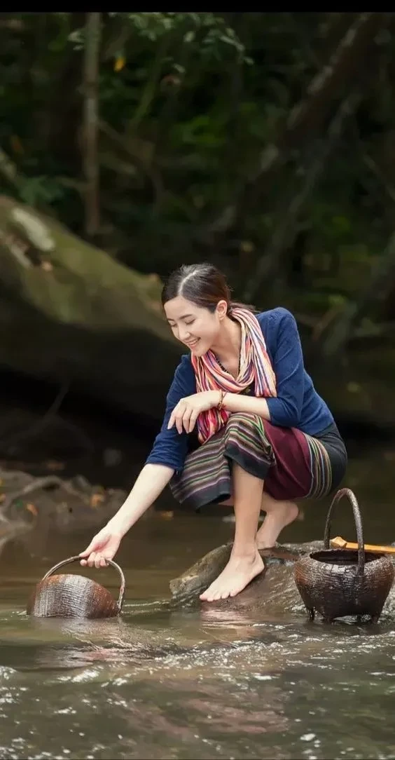 Gái xinh tóc dài đeo kính 2k10 mang đến vẻ đẹp trẻ trung và thời thượng