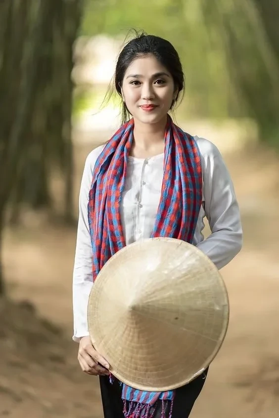 Gái xinh tóc dài đeo kính cute tạo nên phong cách đáng yêu, cuốn hút