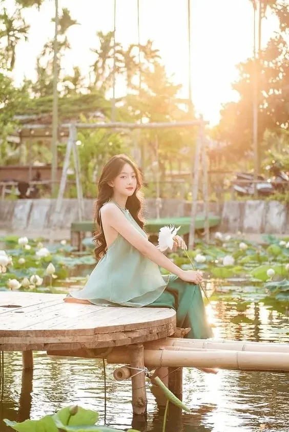 Gái xinh tóc dài đeo kính ngầu mang đến vẻ ngoài cá tính, ấn tượng