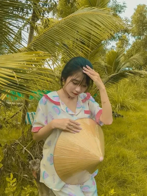Gái xinh tóc dài đeo kính hot tỏa sáng với thần thái tự tin, quyến rũ
