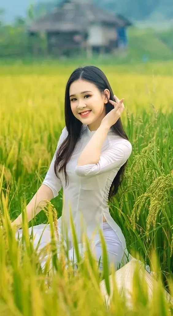 Gái xinh mặc áo dài mỏng tạo nên nét đẹp mềm mại, cuốn hút