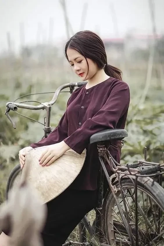 Gái xinh mặc áo dài khoe vẻ đẹp thanh thoát, tự tin, đầy quyến rũ