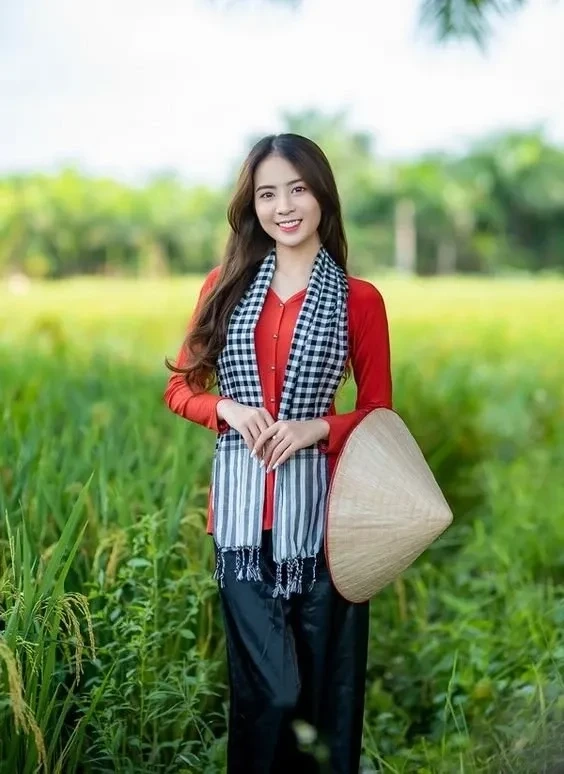 Gái xinh mặc áo dài trắng tỏa sáng với nét đẹp tinh khôi, duyên dáng