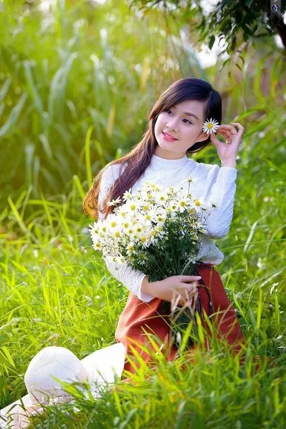 Hình ảnh gái xinh mặc váy ngắn nổi bật vẻ đẹp năng động, tươi tắn