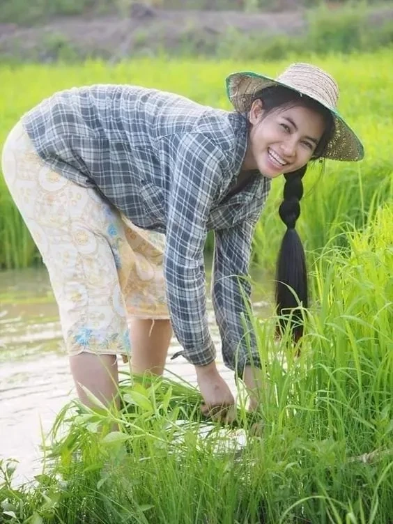 Gái xinh đi dạo phố thể hiện sự nhẹ nhàng và dễ thương trong không gian