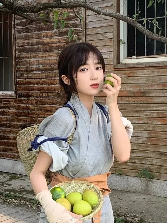 Gái xinh cute dạo phố mang đến vẻ tươi tắn, ngọt ngào giữa lòng thành phố