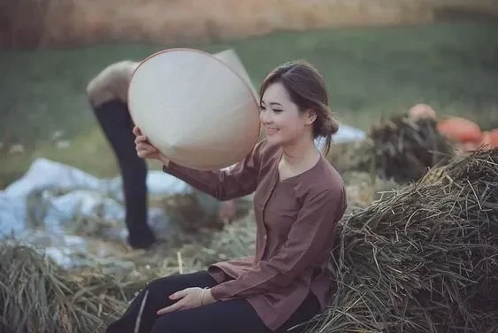 Gái xinh gợi cảm dạo phố thu hút mọi ánh nhìn với nét quyến rũ tự nhiên