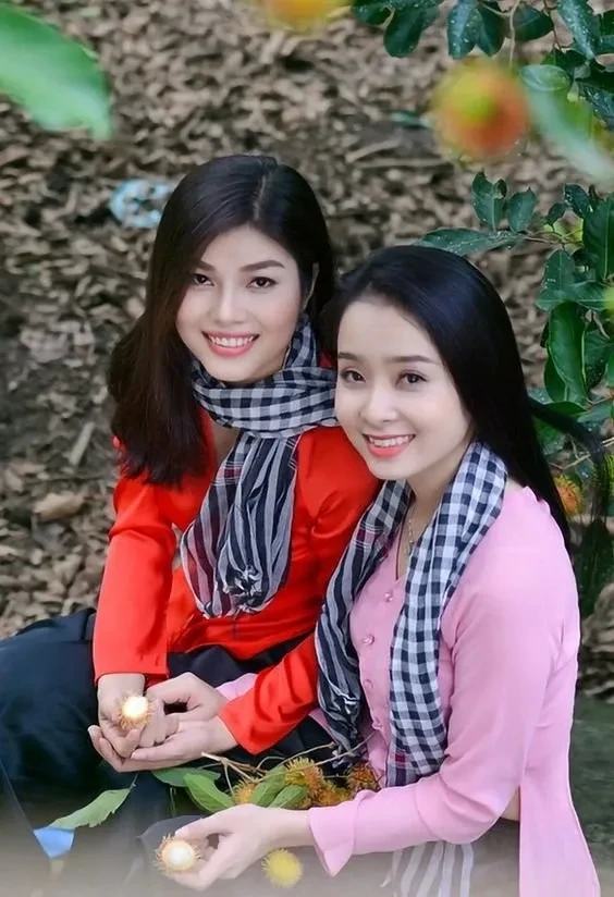 Gái xinh cute tóc dài tạo nên vẻ đẹp dịu dàng và thu hút giữa phố xá