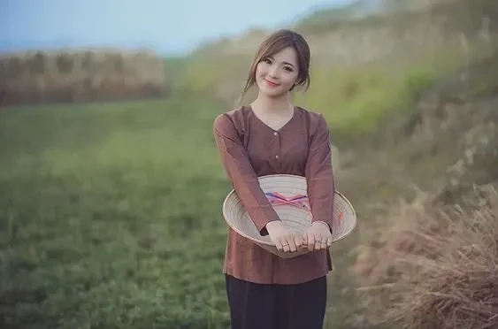 Gái xinh tóc dài che mặt tạo nên vẻ đẹp huyền bí, quyến rũ