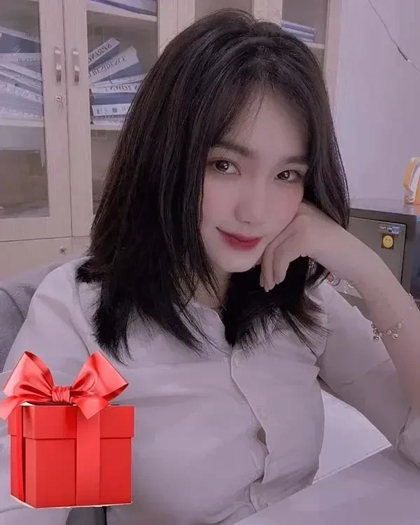 Ảnh nữ nhân viên văn phòng trong cuộc họp với thái độ nghiêm túc