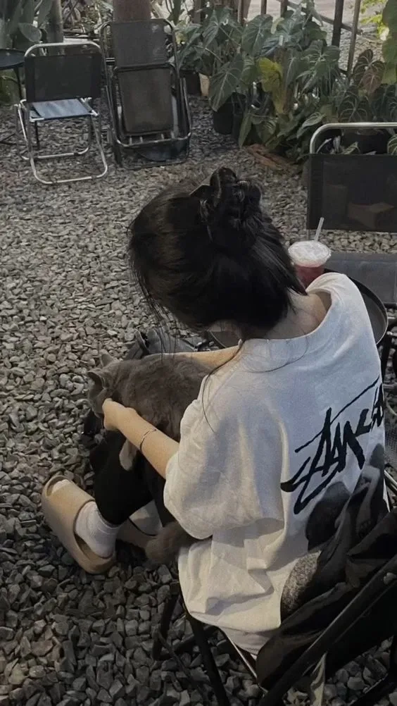 Ảnh gái K9 che mặt thể hiện vẻ dễ thương và cuốn hút đầy sức sống