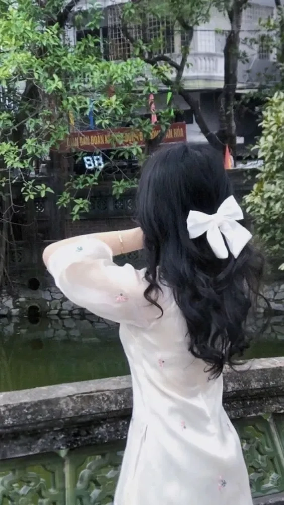 Ảnh gái xinh mặc bikini đi biển che mặt mang đến vẻ quyến rũ và ngọt ngào