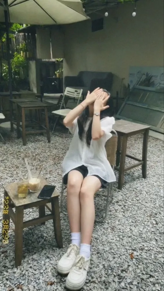 Ảnh gái xinh che mặt bằng điện thoại trước gương tạo sự huyền bí và quyến rũ
