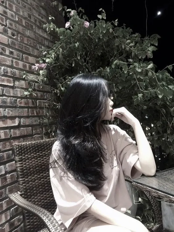 Ảnh con gái che mặt mang đến sự nhẹ nhàng và đầy sự tò mò