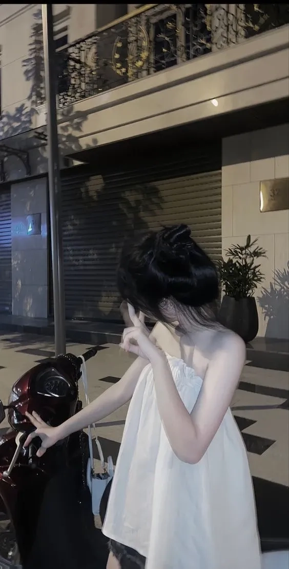 Gái xinh che mặt ảnh avatar đẹp cho con gái tạo ấn tượng mạnh mẽ