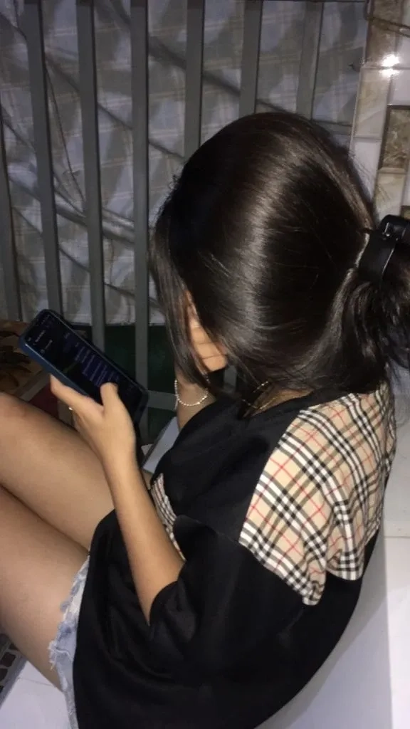 Avatar ảnh gái xinh che mặt mang đến vẻ đẹp dễ thương và thần bí