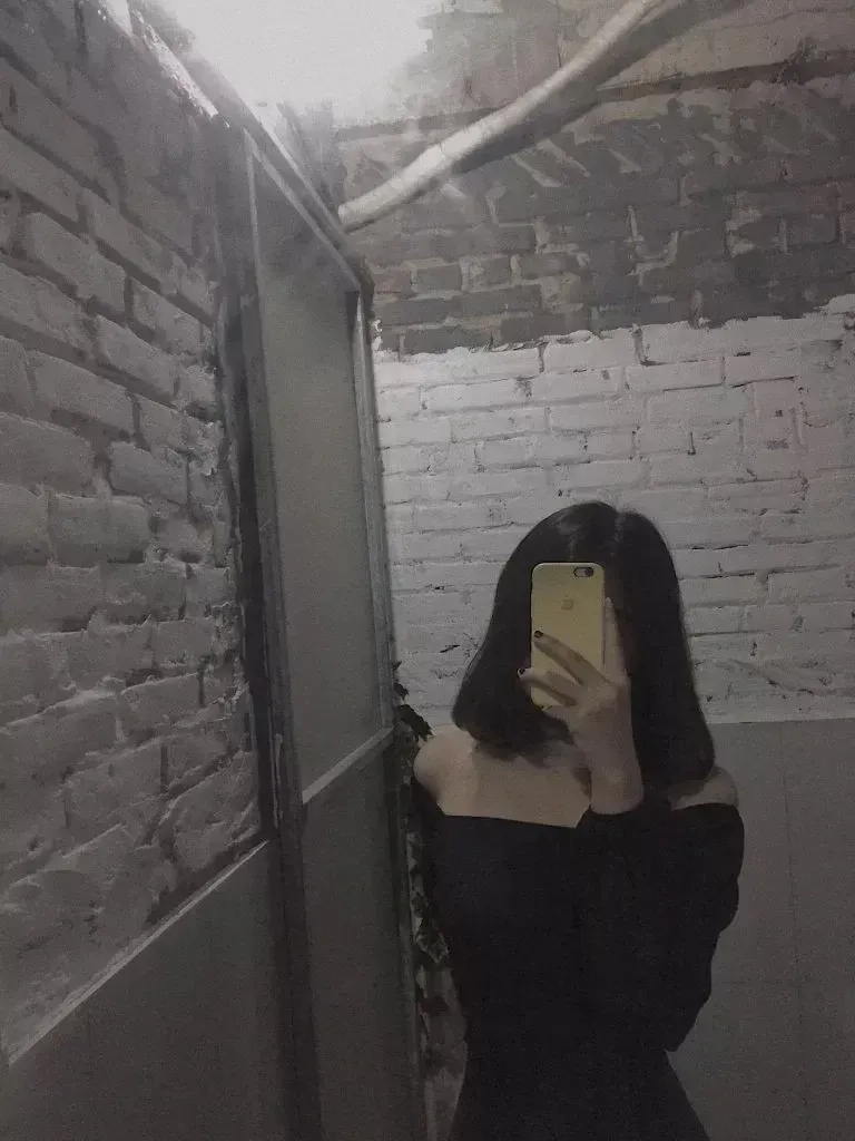 Ảnh mạng gái đẹp che mặt thể hiện sự dịu dàng và cuốn hút