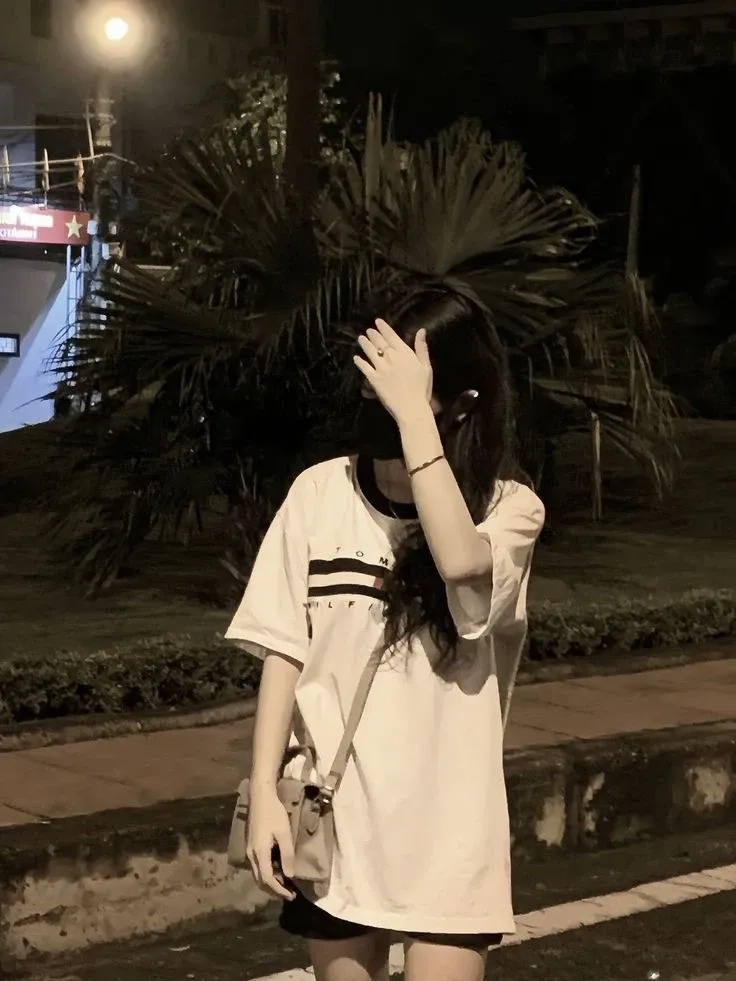Hình ảnh gái xinh chụp dáng che mặt mang đến vẻ cuốn hút và thần thái