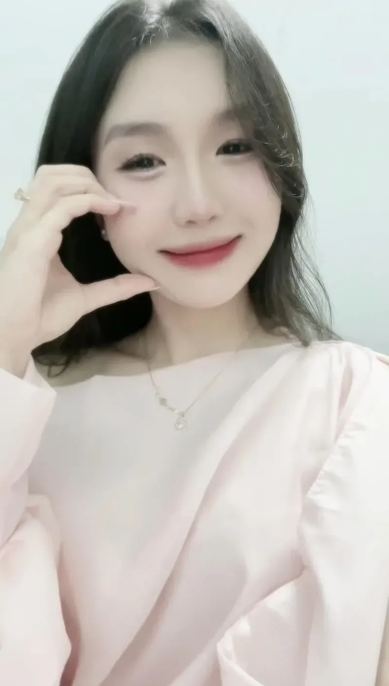 Ảnh mạng chụp dáng trước gương với bố cục hài hòa và cuốn hút