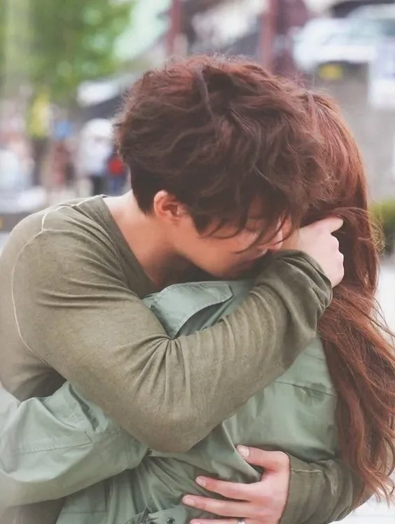 Bộ sưu tập hình nền ôm nhau đầy yêu thương và cảm xúc