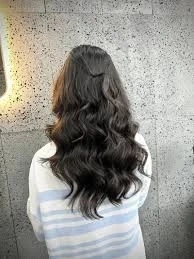 Hình ảnh cô gái tóc dài quay lưng với thiết kế dịu dàng và thu hút