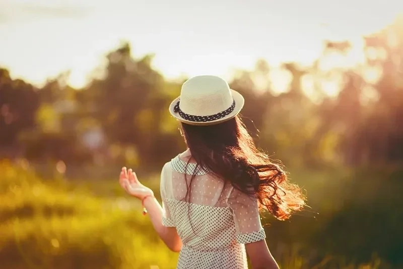Hình ảnh cô gái tóc dài buồn quay lưng tạo cảm giác yên bình và tĩnh lặng