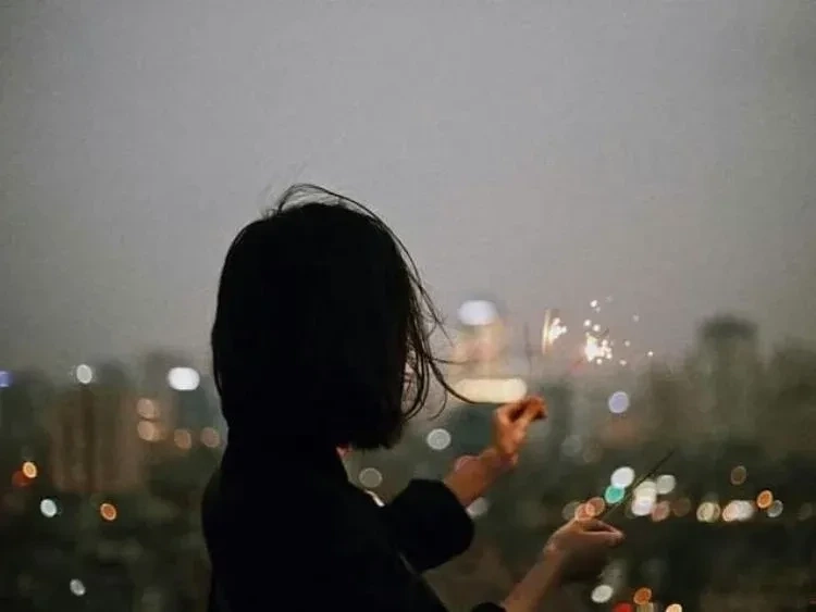 Ảnh đại diện cô gái quay lưng phù hợp làm ảnh đại diện nhẹ nhàng