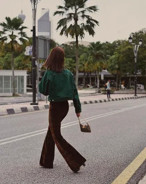 Hình nền cô gái quay lưng phù hợp làm ảnh nền độc đáo và ý nghĩa