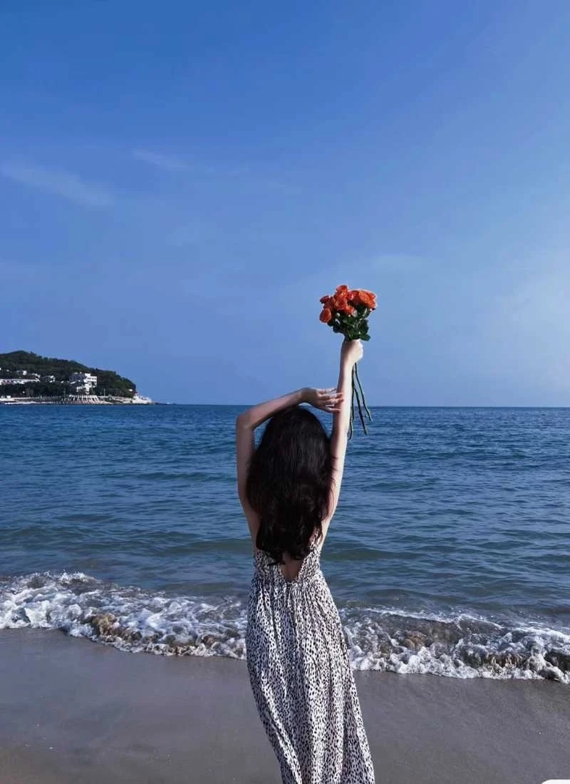 Ảnh cô gái tóc ngắn quay lưng với phong cách nhẹ nhàng, tinh tế