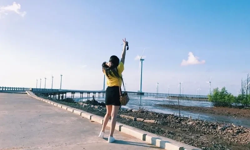 Ảnh vẽ cô gái buồn quay lưng thể hiện cảm xúc nhẹ nhàng và sâu sắc