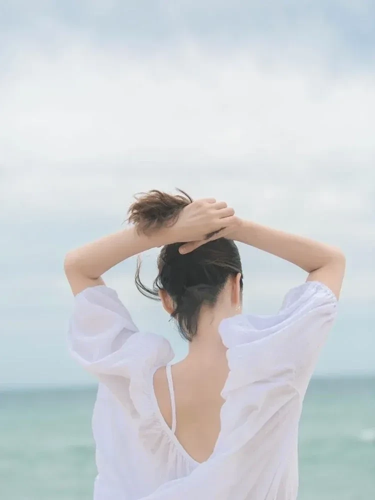 Ảnh vẽ cô gái quay lưng với nét vẽ độc đáo, thu hút mọi ánh nhìn