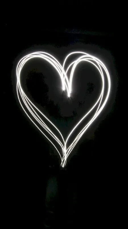 Hình ảnh trái tim đen nền trắng mang lại sự tương phản đầy nghệ thuật