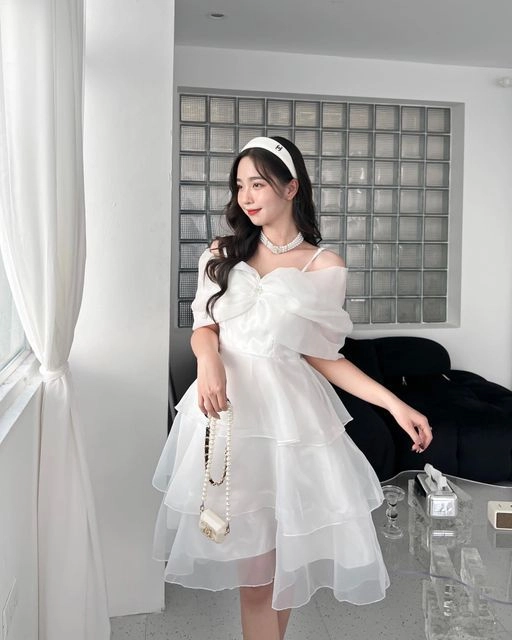 Gái xinh mặc váy ngắn đen tạo nên vẻ đẹp thanh lịch, quyến rũ