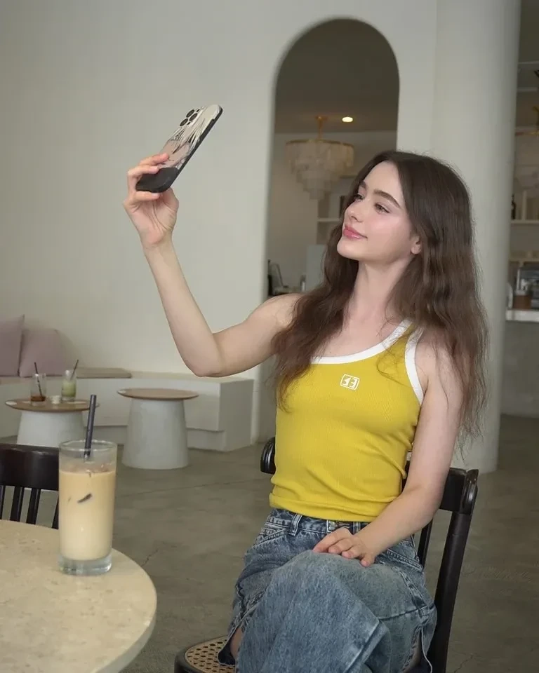 Hình ảnh gái xinh lớp 8 thể hiện sự tươi mới và năng động