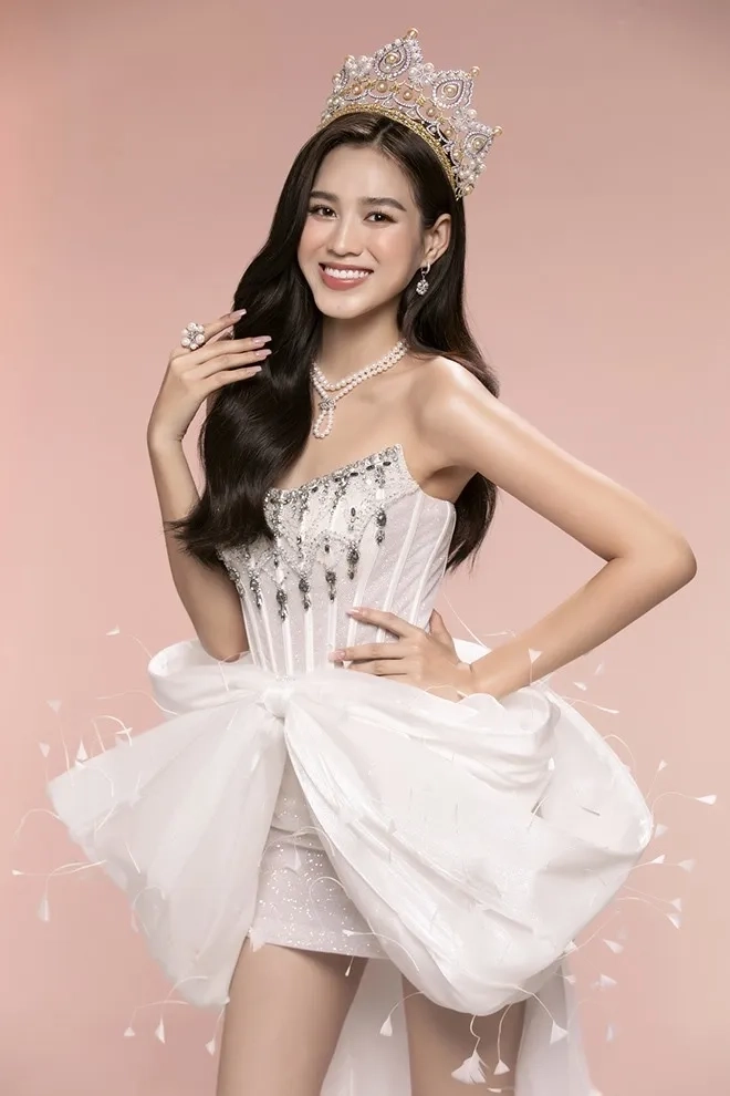 Đỗ Thị Hà mặc áo tắm thể hiện phong thái tự tin và cuốn hút