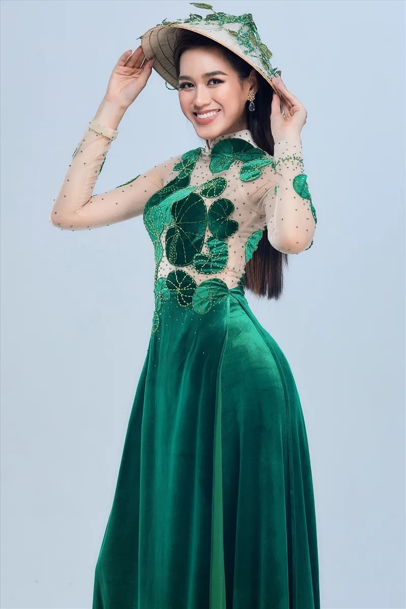 Bikini Hoa hậu Đỗ Thị Hà tỏa sáng với phong thái duyên dáng và quyến rũ