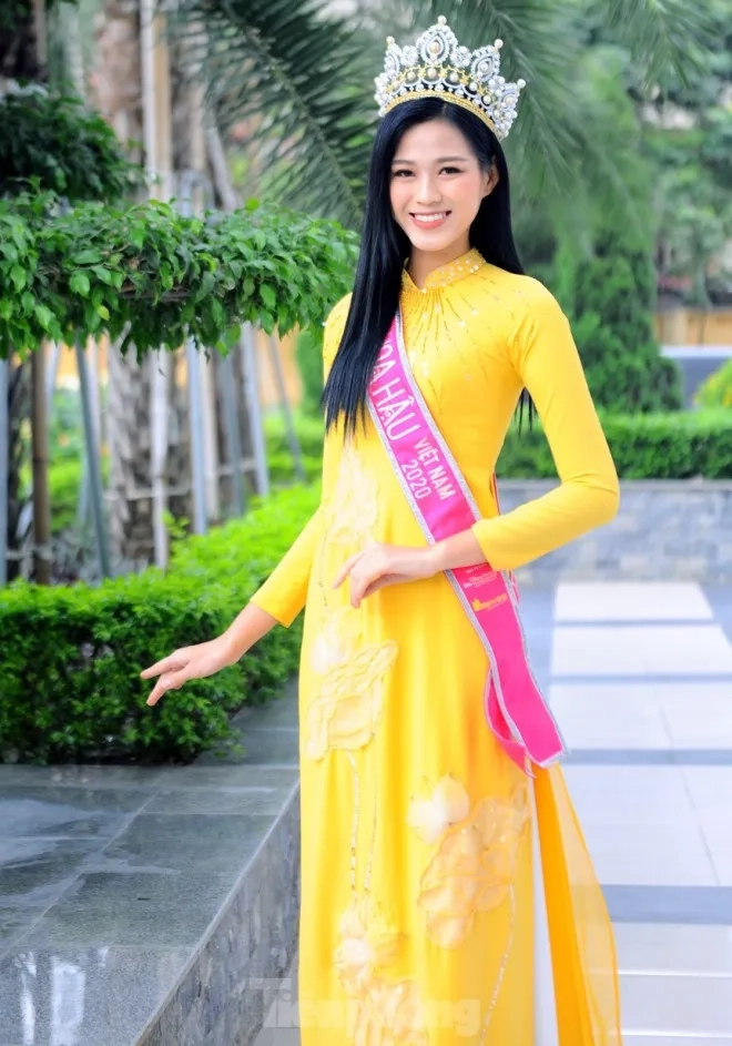Bikini Đỗ Thị Hà gây ấn tượng mạnh mẽ với thần thái rạng ngời