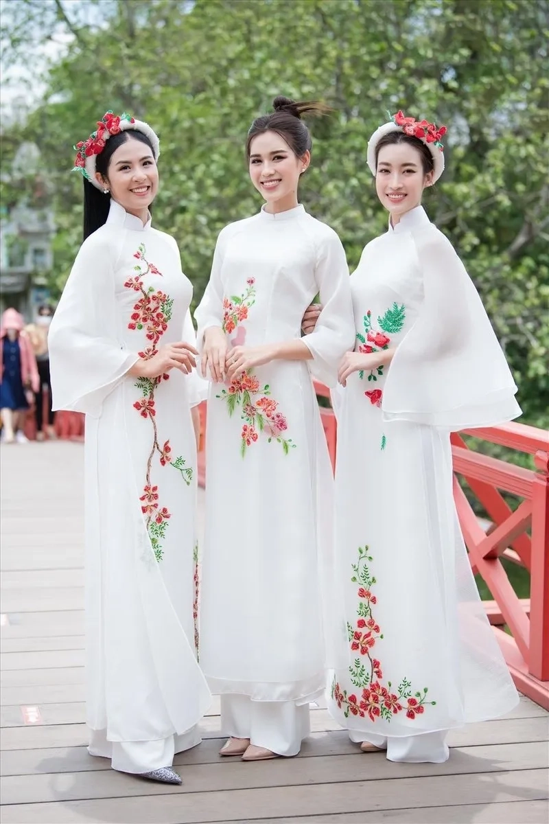 Đỗ Thị Hà diện bikini với vẻ đẹp tươi mới và đầy sức sống