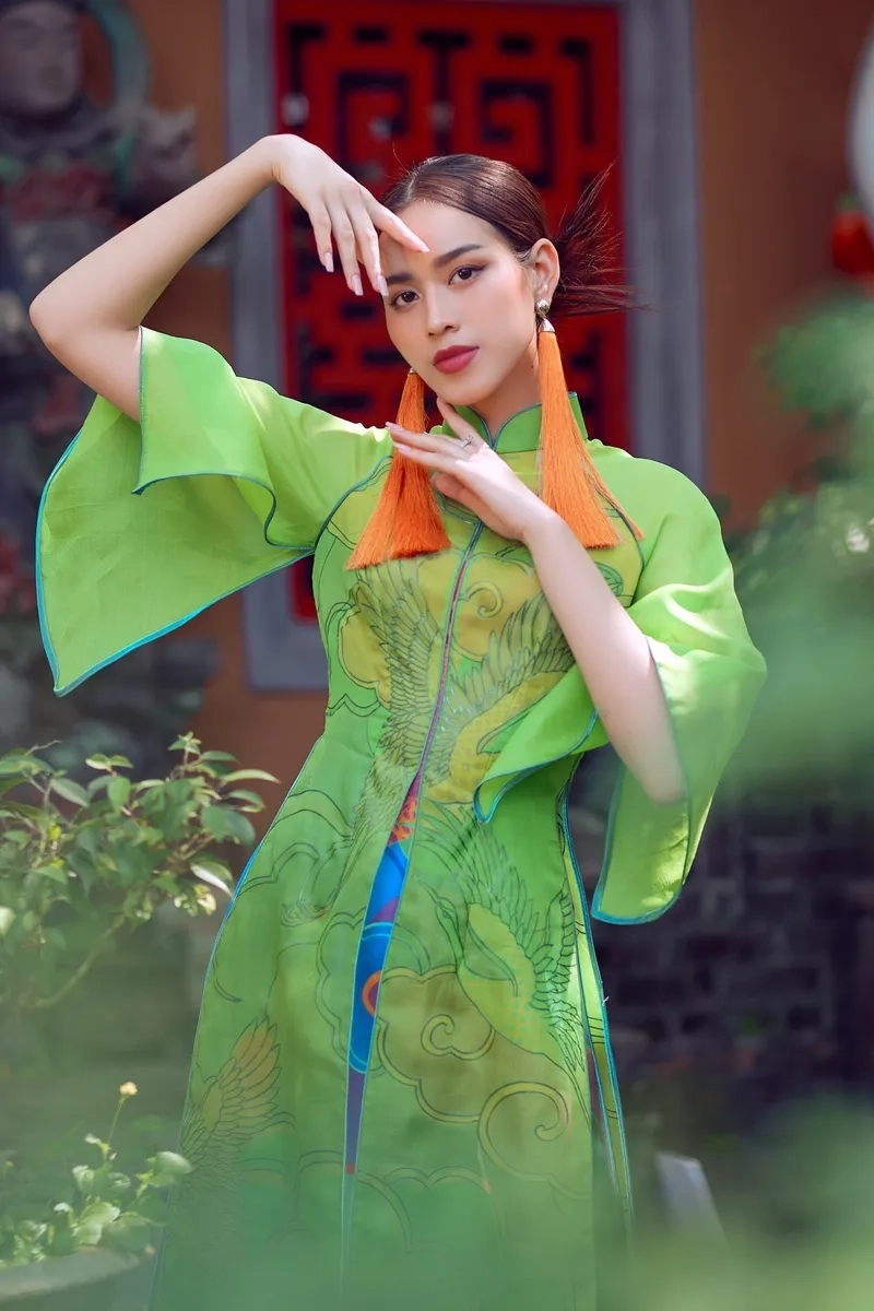 Đỗ Thị Hà mặc bikini thể hiện sự tự tin và cuốn hút qua từng bước đi