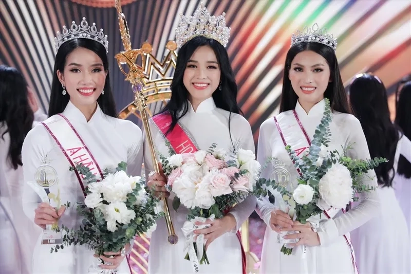 Hoa hậu Đỗ Thị Hà sexy luôn thu hút sự chú ý với thần thái quyến rũ