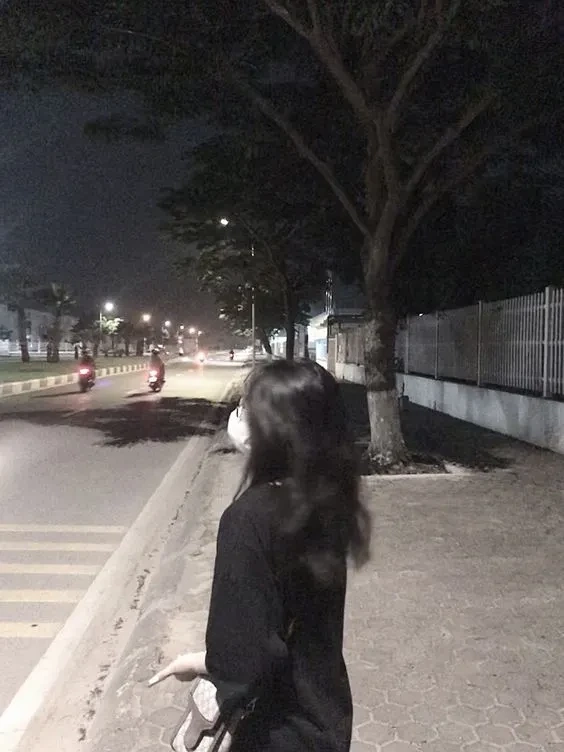 Hình ảnh cô gái buồn khóc, ánh mắt chất chứa nỗi đau sâu lắng