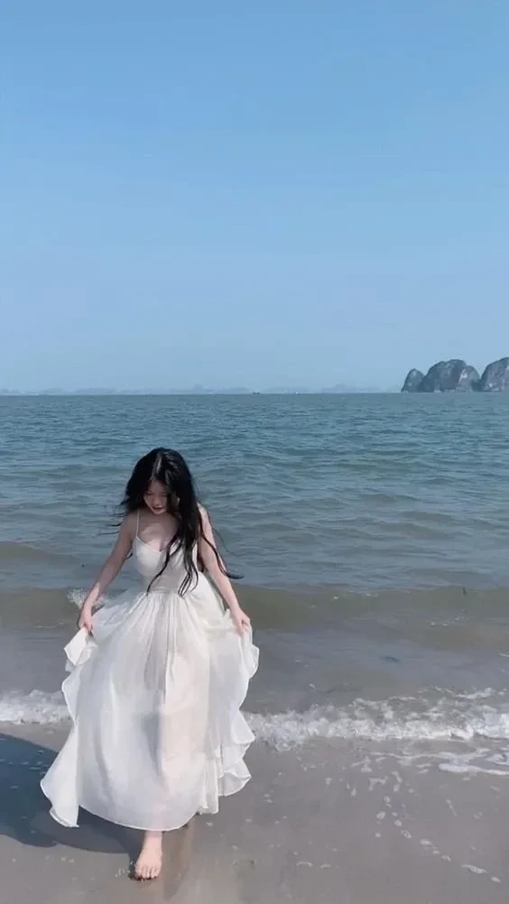 Hình cô gái buồn đầy cảm xúc, như đang gửi gắm nỗi niềm