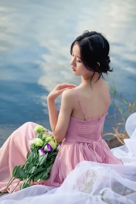 Hình gái buồn tạo cảm giác đồng cảm với những ai đang trăn trở