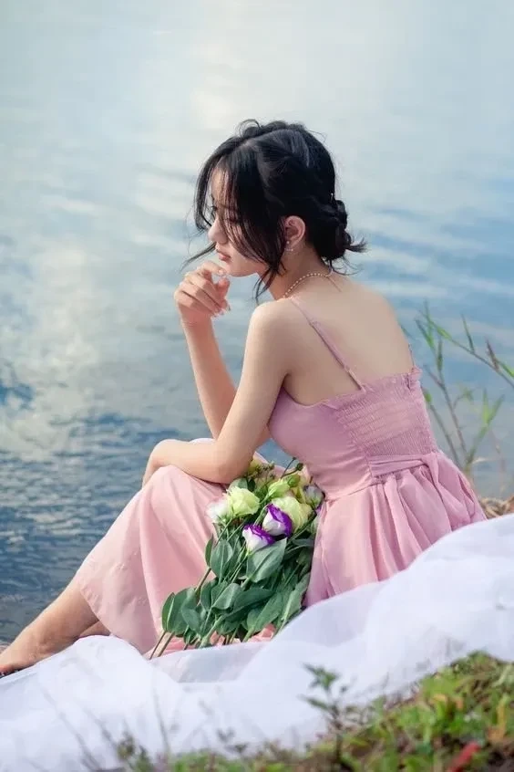 Hình ảnh cô gái buồn ánh mắt xa xăm, đầy tâm trạng sâu lắng
