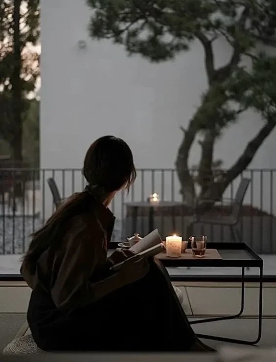 Hình cô gái buồn khóc, đôi mắt ngấn lệ khiến người xem xúc động