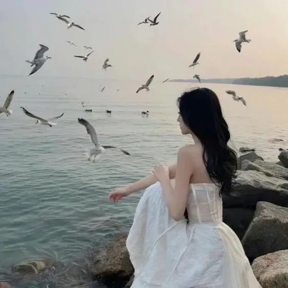Hình cô gái khóc buồn gợi lên sự đồng cảm và thấu hiểu sâu sắc