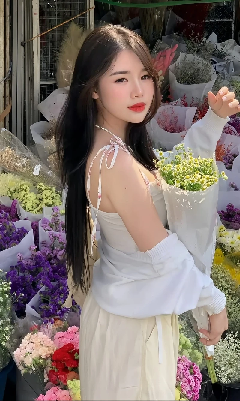 Hình ảnh cô gái cầm hoa đẹp làm say đắm lòng người