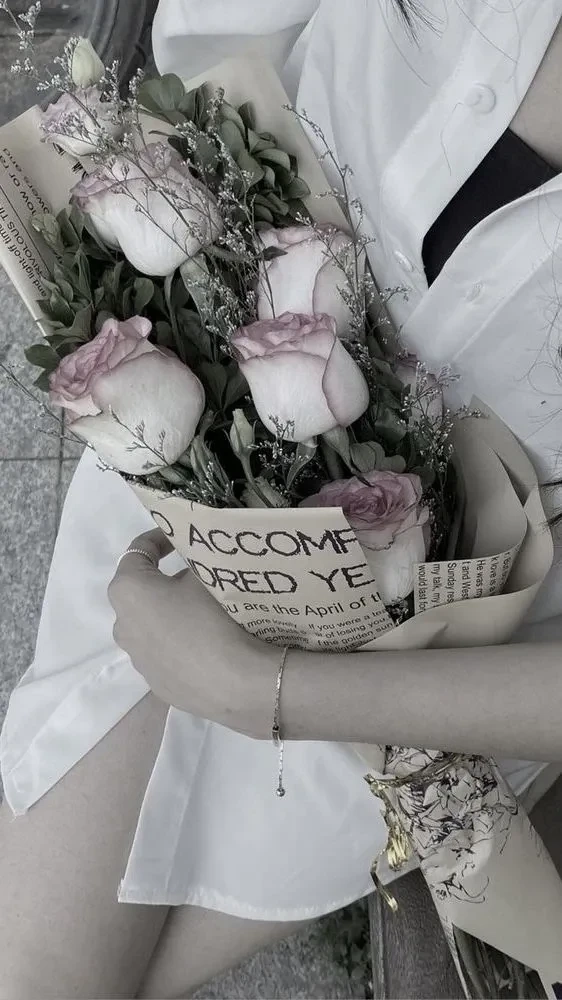 Cô gái cầm hoa hướng dương với nét tươi tắn và rực rỡ